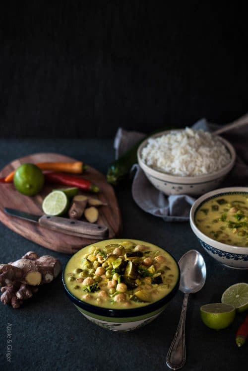 Curry Gericht mit Gemüse und Reis auf dunklem Untergrund