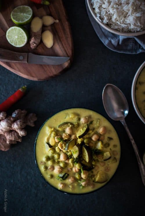 Curry Gericht mit Gemüse und Reis auf dunklem Untergrund