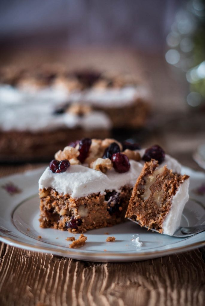 Veganer Carrot Cake mit Cranberries und Walnüssen Apple and Ginger
