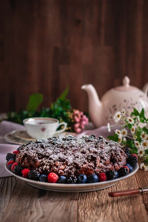 Schokoladenkuchen mit Beeren auf einem Teller