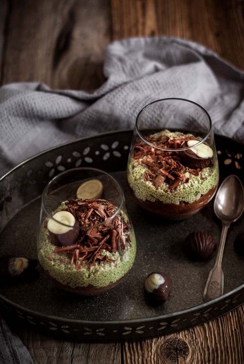 Chia Pudding Dessert in einem Glas mti Schokolade und Matcha