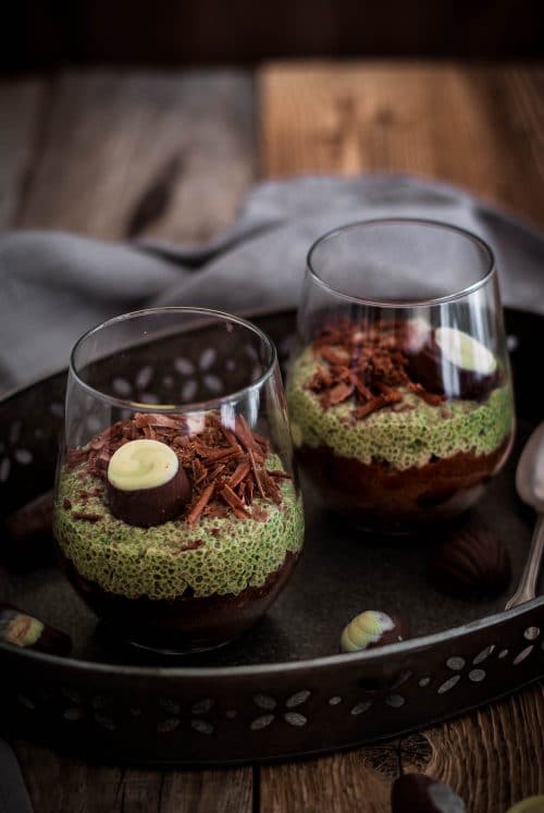Chia Pudding Dessert in einem Glas mti Schokolade und Matcha