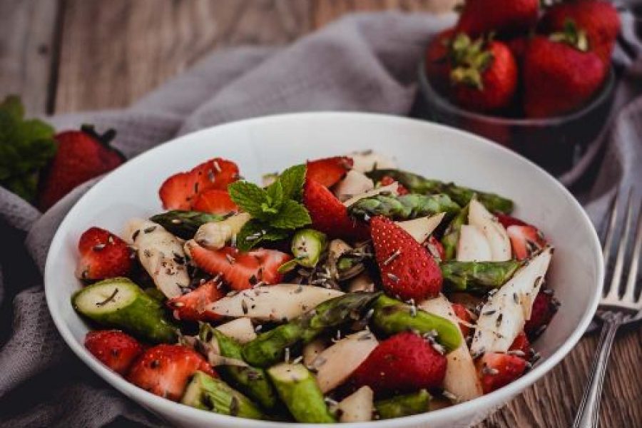 Sommerlicher Erdbeer-Spargel-Salat gegen zu viel Pitta