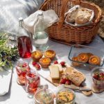 verschiedenes Essen auf einer grauen Picknickdecke