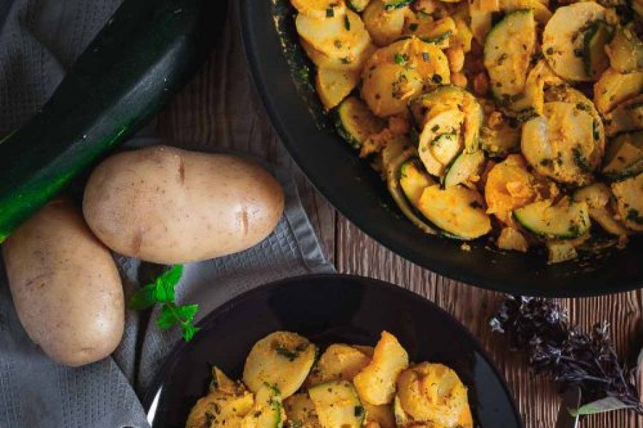 Orientalische Kartoffel-Zucchini-Pfanne mit Kichererbsen und schwarzem Rettich: Ideen für weniger Abfälle in der Küche