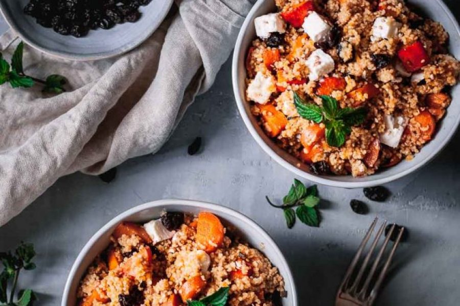 Orientalischer Couscous Salat mit Kürbis, Möhren, Feta und Rosinen: die sechs Geschmacksrichtungen im Ayurveda