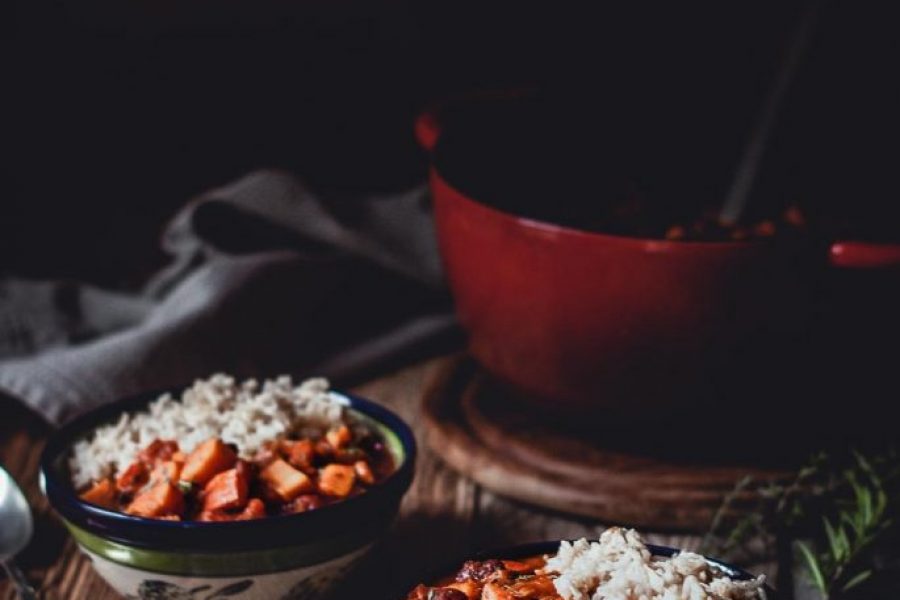 Ayurvedisches Kürbis-Süßkartoffel-Chili für kalte Herbstabende: Tipps gegen Vata Störung