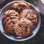 Cookies in einer Schüssel weihnachtlich dekoriert