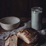 Aufgeschnittenes Sauerteigbrot auf einem Brett