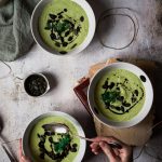 Drei Schüsseln Suppe auf einem TIsch