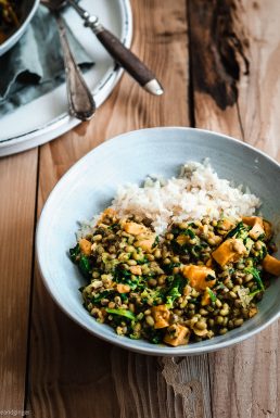 Mungbohnen-Curry mit Süßkartoffel und Spinat