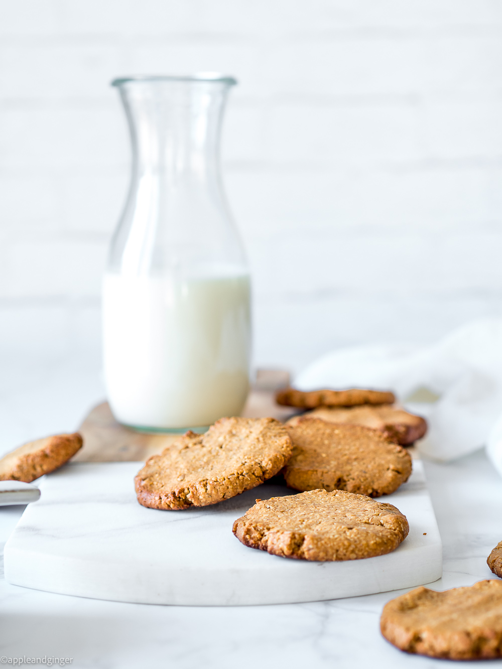 Erdnussbutter-Cookies mit einer Flasche Milch