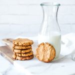 Erdnussbutter-Cookies und eine Flasche Milch
