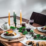 Ayurvedisches Weihnachtsmenü auf einer festlichen Tafel