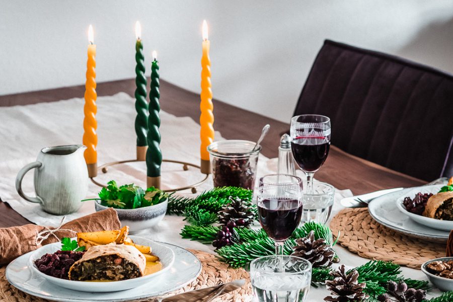 Ayurvedisches Weihnachtsmenü – Grünkohlstrudel mit Kartoffel-Wedges, Safransauce und Cranberry-Granatapfel-Chutney