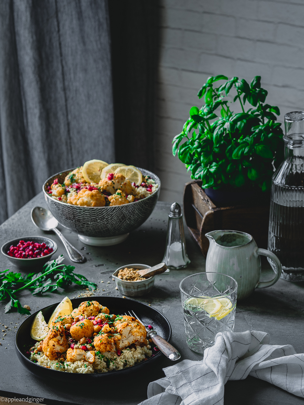 Blumenkohl-Hirse-Salat mit Dukkah auf einem Teller serviert