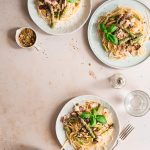 Spargel-Pasta mit Chicorée auf drei Tellern