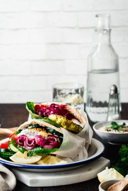 Pita-Sandwich mit Quinoa-Brokkoli-Bratlingen