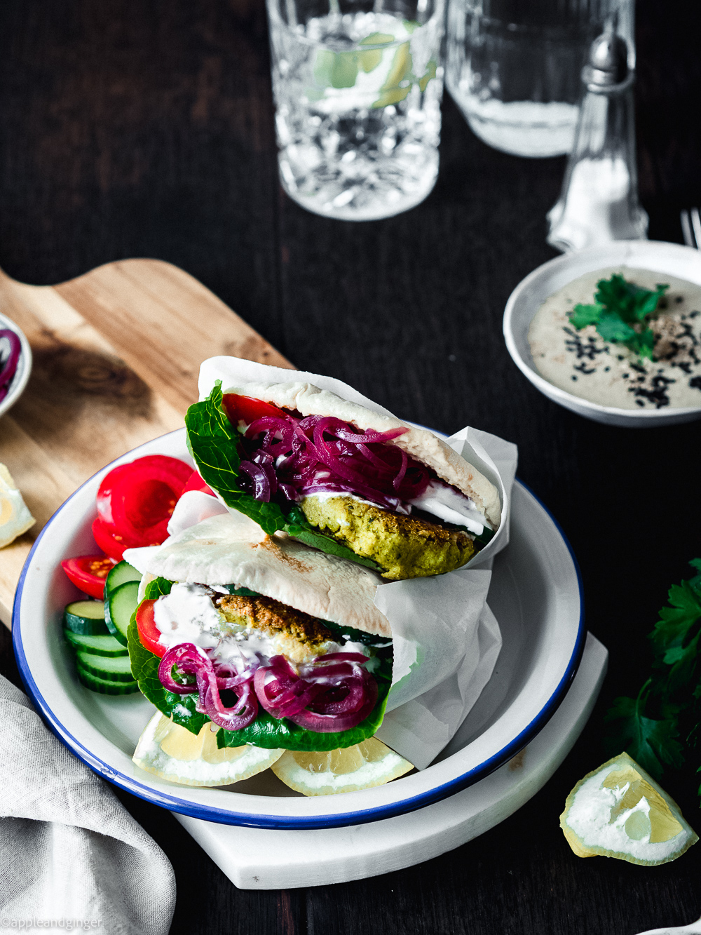 Pita-Sandwich mit Quinoa-Brokkoli-Bratlingen auf deinem Teller angerichtet