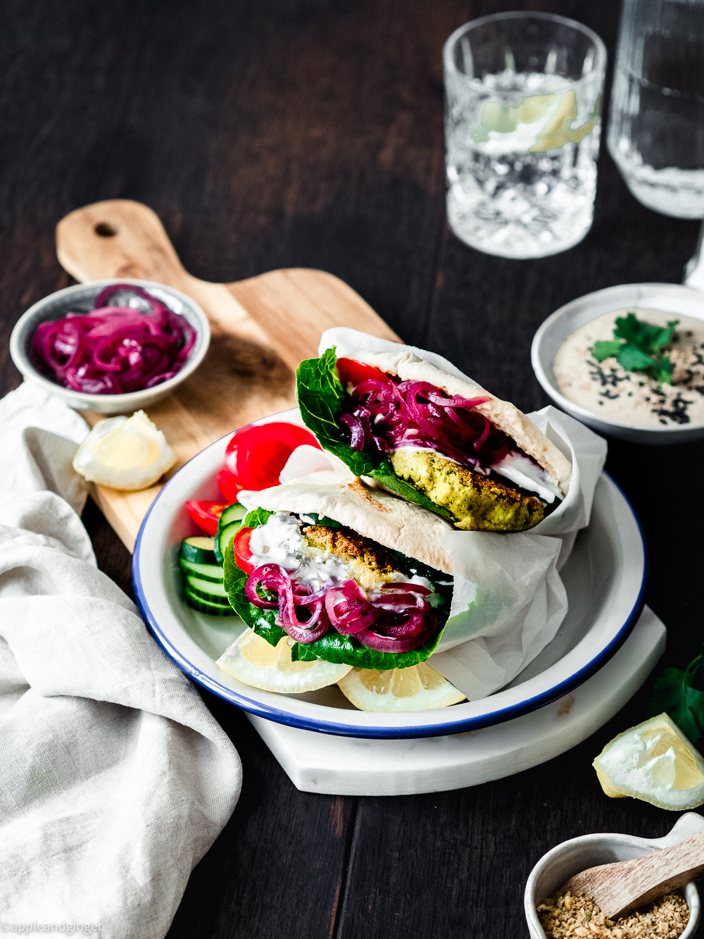 Pita-Sandwich mit Quinoa-Brokkoli-Bratlingen auf deinem Teller angerichtet