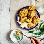 Radieschen-Zucchini-Bhajis mit Zitronen-Dill-Dipp