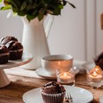 Vegane Schokoladen-Kirsch-Muffins auf einem Teller